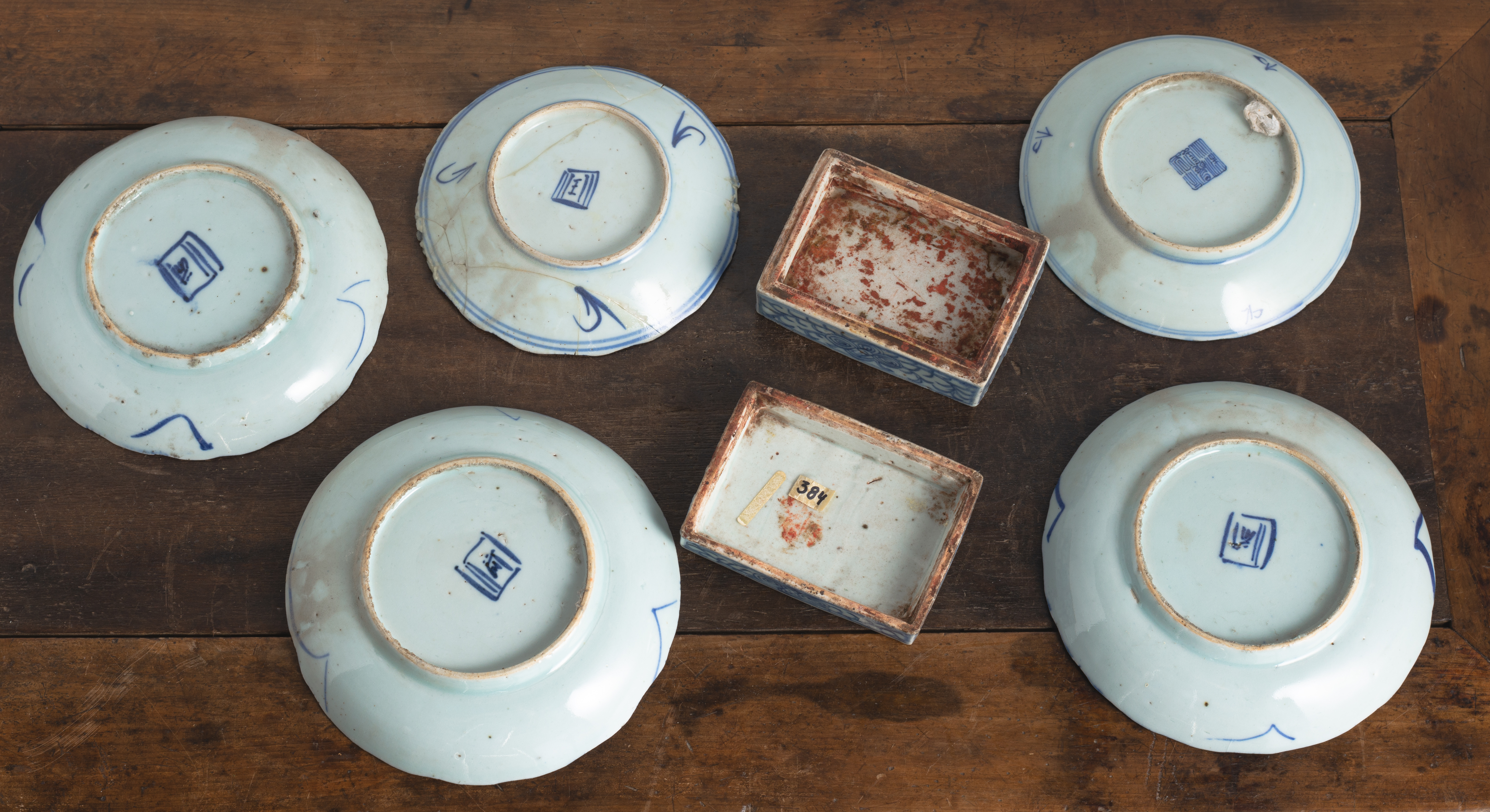 A GROUP OF BLUE AND WHITE PORCELAIN VESSELS AND SAUCERS - Image 3 of 3