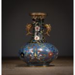 Kleine Cloisonné-Vase mit Fisch-Handhaben