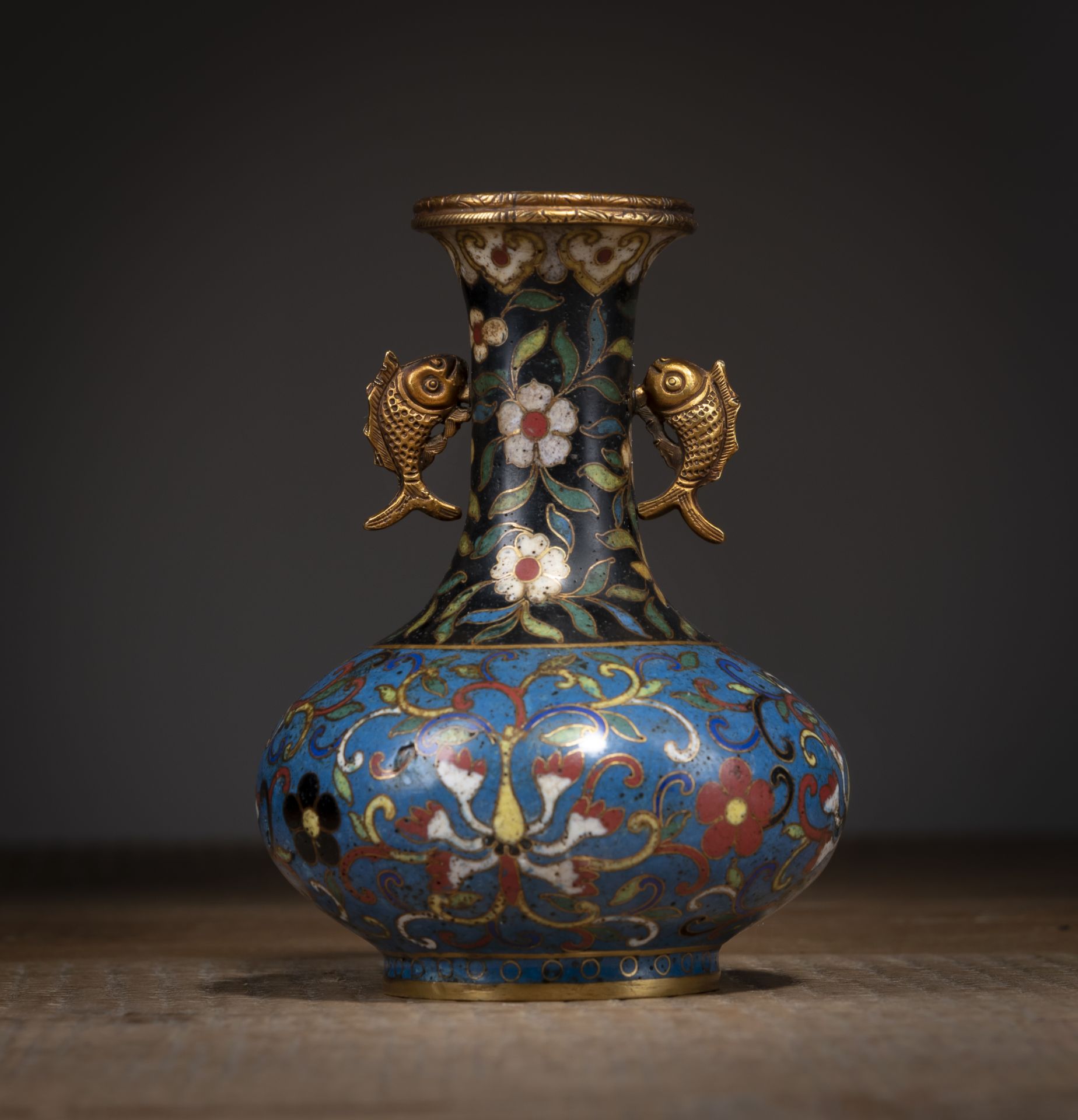 Kleine Cloisonné-Vase mit Fisch-Handhaben