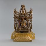 Lackvergoldete Figur des Buddha auf Holzthron