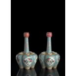 Paar Tulpenvasen aus Porzellan mit 'Famille rose'-Dekor von Elstern in vierpassigen Reserven