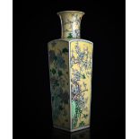 'Famille jaune'-Vase mit Dekor von Päonien, Lotus, Chrysanthemen und Pflaumenblüten aus Bisquit-Por