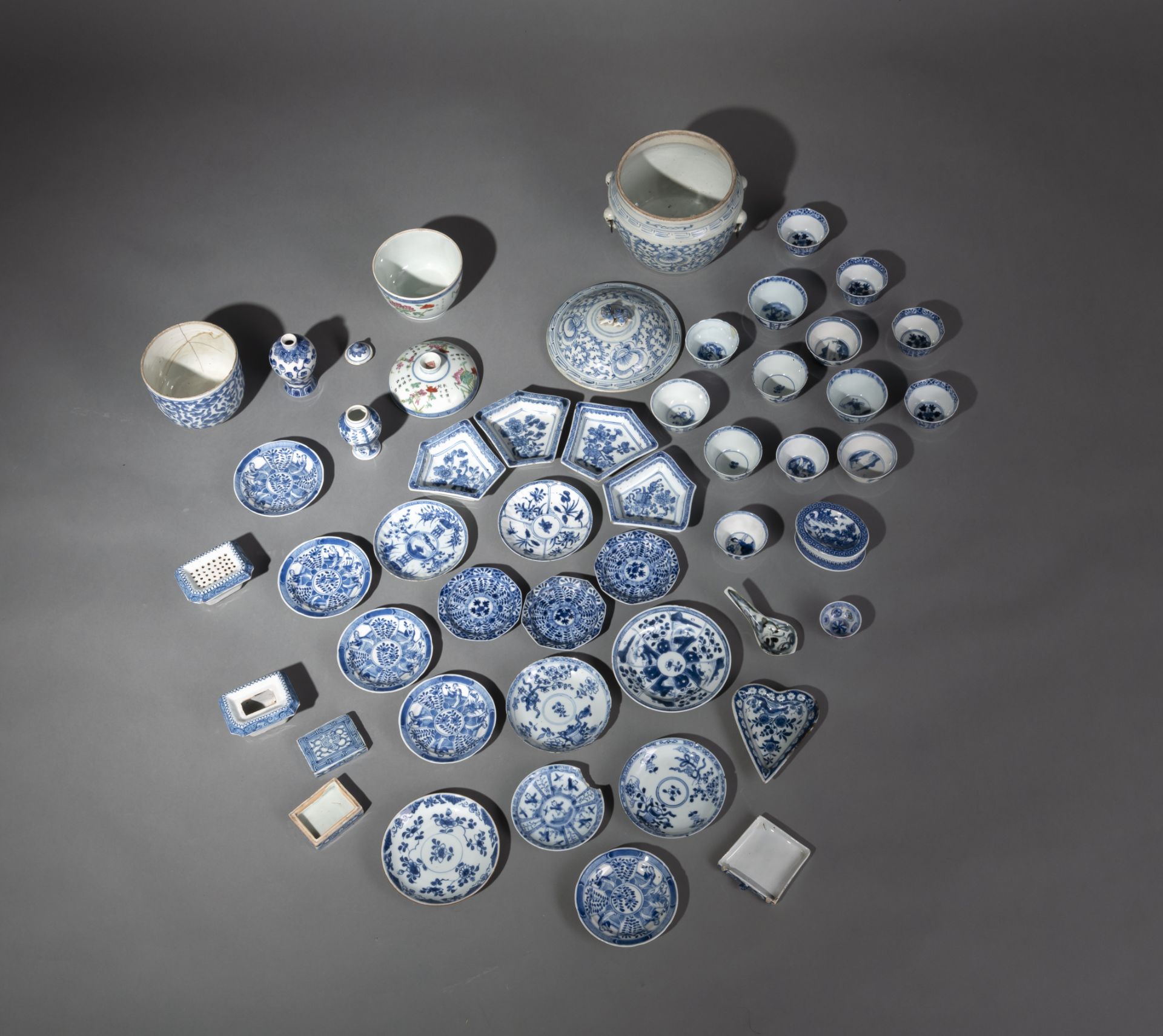 Konvolut unterglasurblau dekoriertes Porzellan bestehend aus Tassen, Untertassen, Deckeldosen und V - Bild 3 aus 4