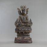 Figur des sitzenden Buddha auf einem hohen Thron aus Holz mit Einlagen