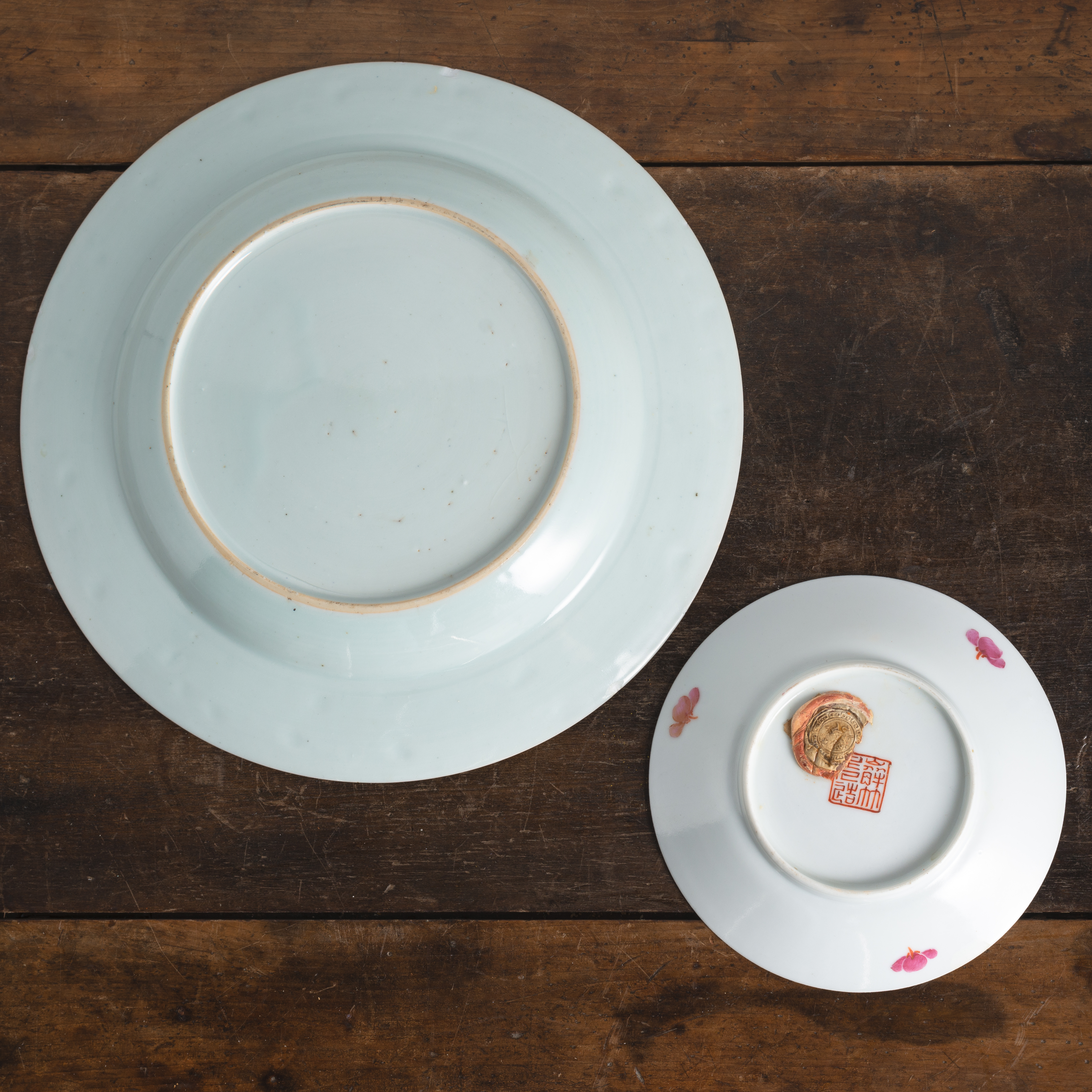 AN IRON-RED AND GILT LANDSCAPE AND BIRDS PORCELAIN PLATE AND A 'FAMILLE ROSE' SAUCER - Image 2 of 2