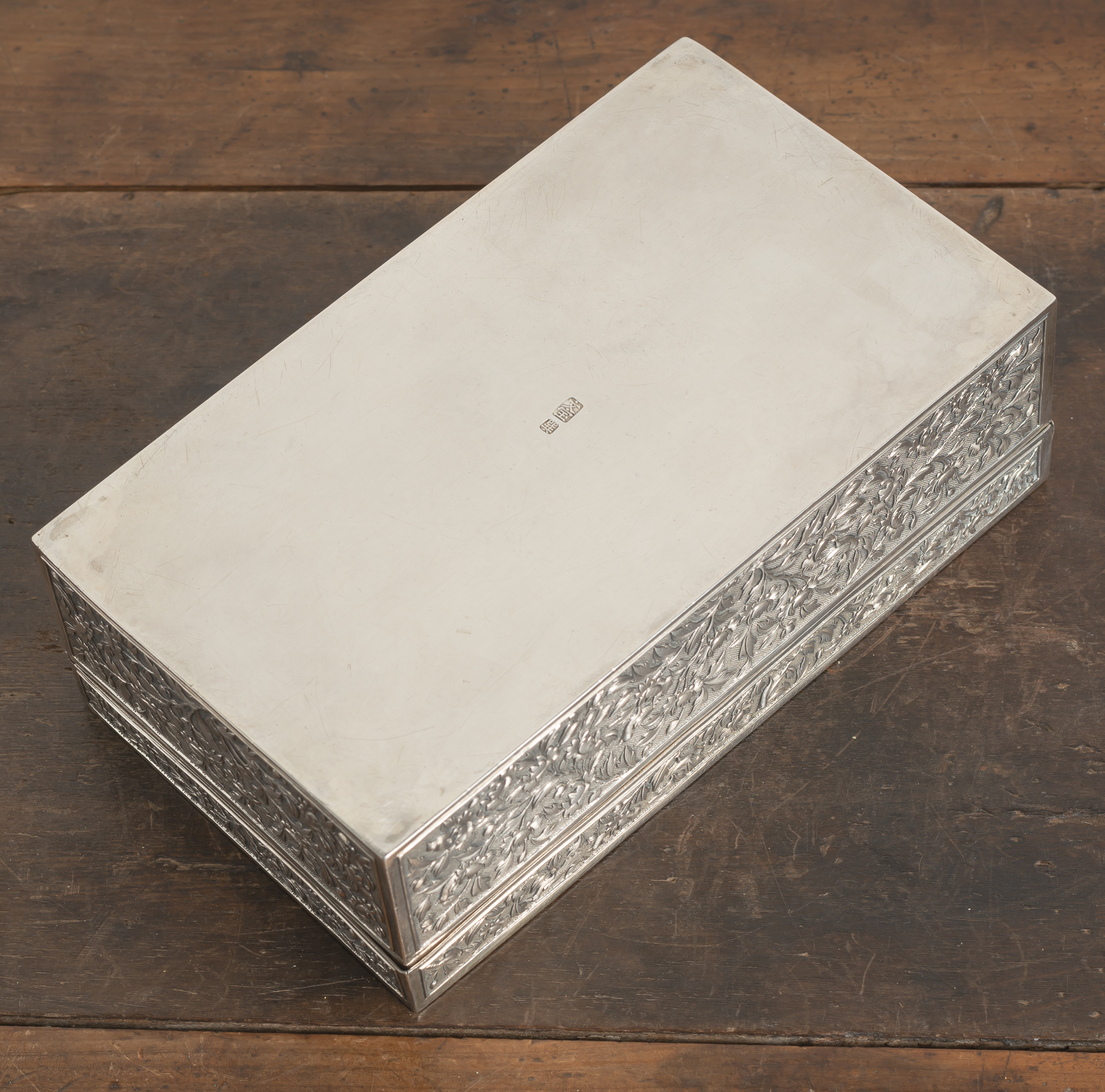 A RECTANGULAR HINGED FLORAL RELIEF SILVER BOX - Image 3 of 4