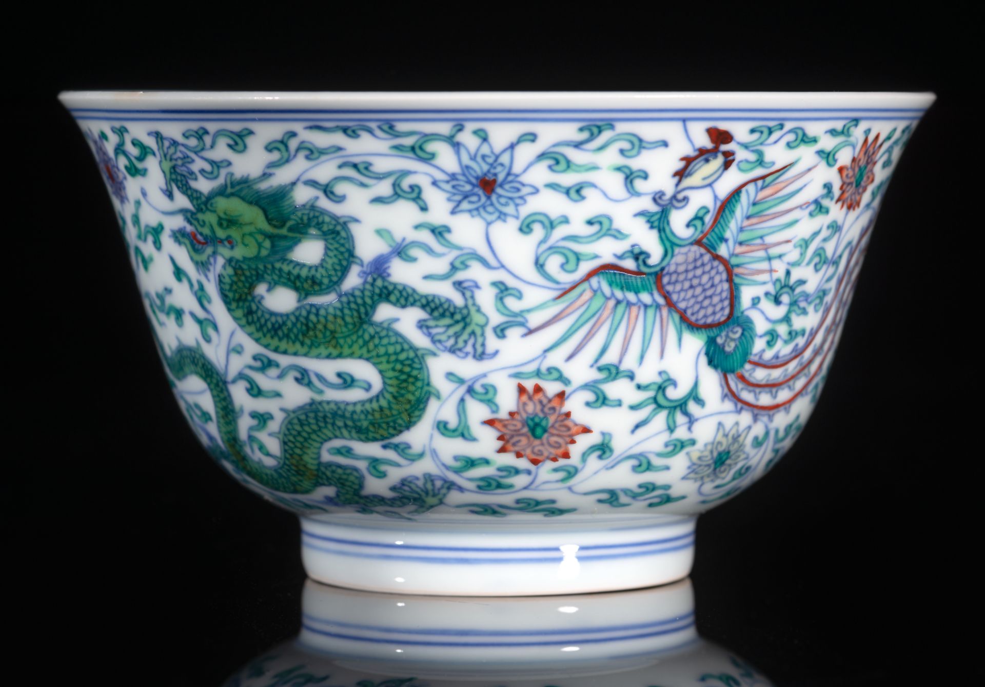 A FINE AND VERY RARE IMPERIAL DOUCAI DRAGON AND PHOENIX BOWL - Image 5 of 6