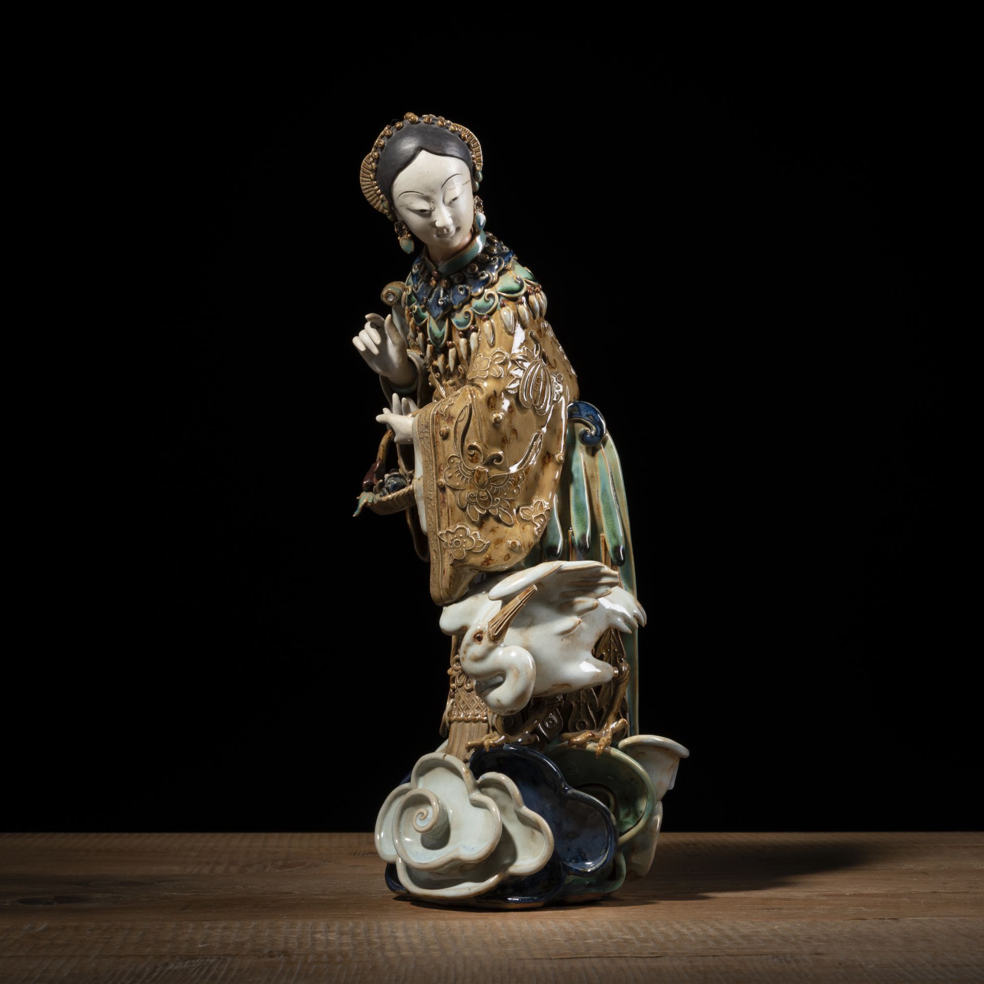 Polychrome Porzellanfigur einer Dame mit Kranich - Bild 2 aus 5