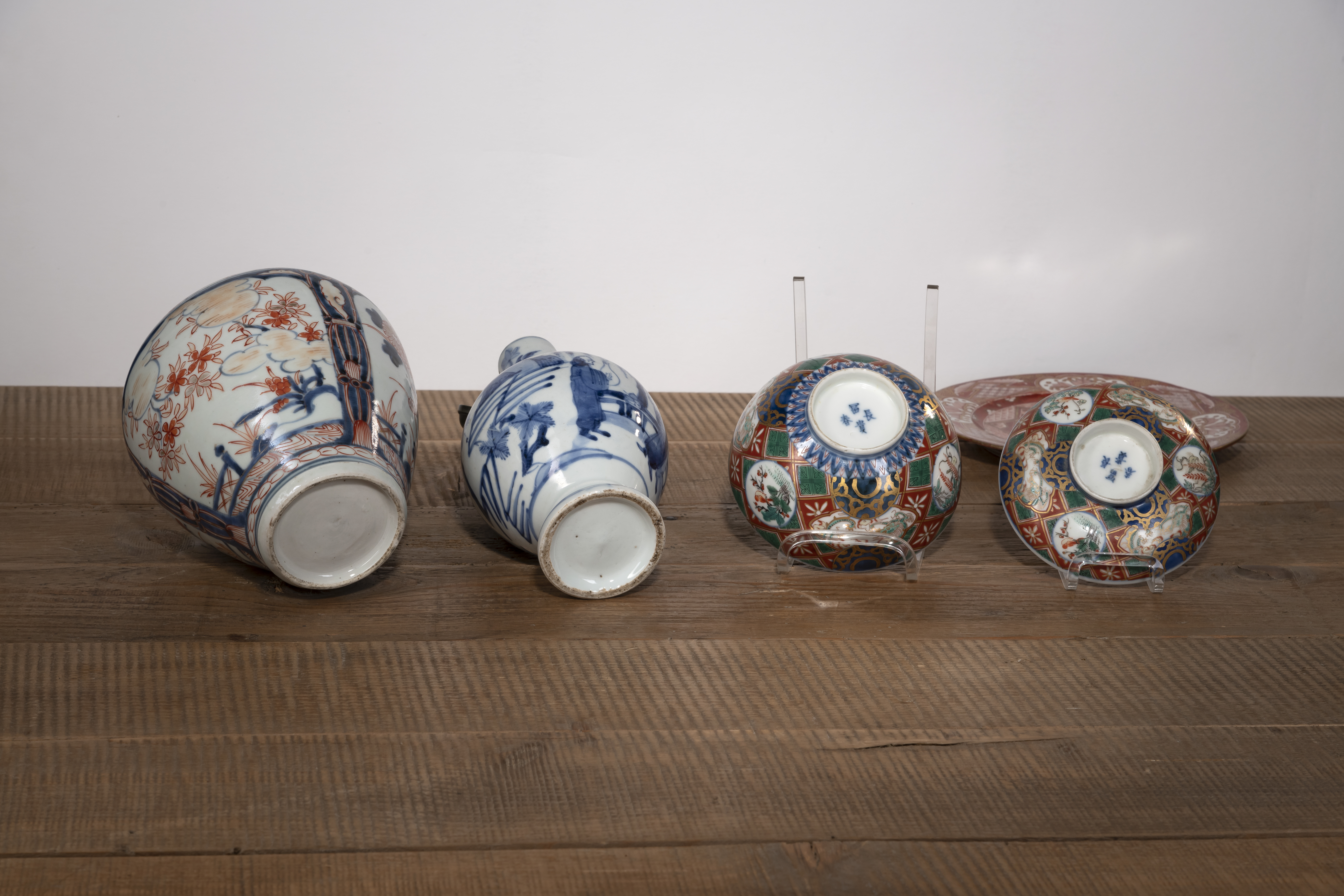 AN 'IMARI' BOWL AND COVER, A VASE, A 'KUTANI' DISH, AND AN 'ARITA' BLUE AND WHITE PORCELAIN EWER - Image 5 of 5
