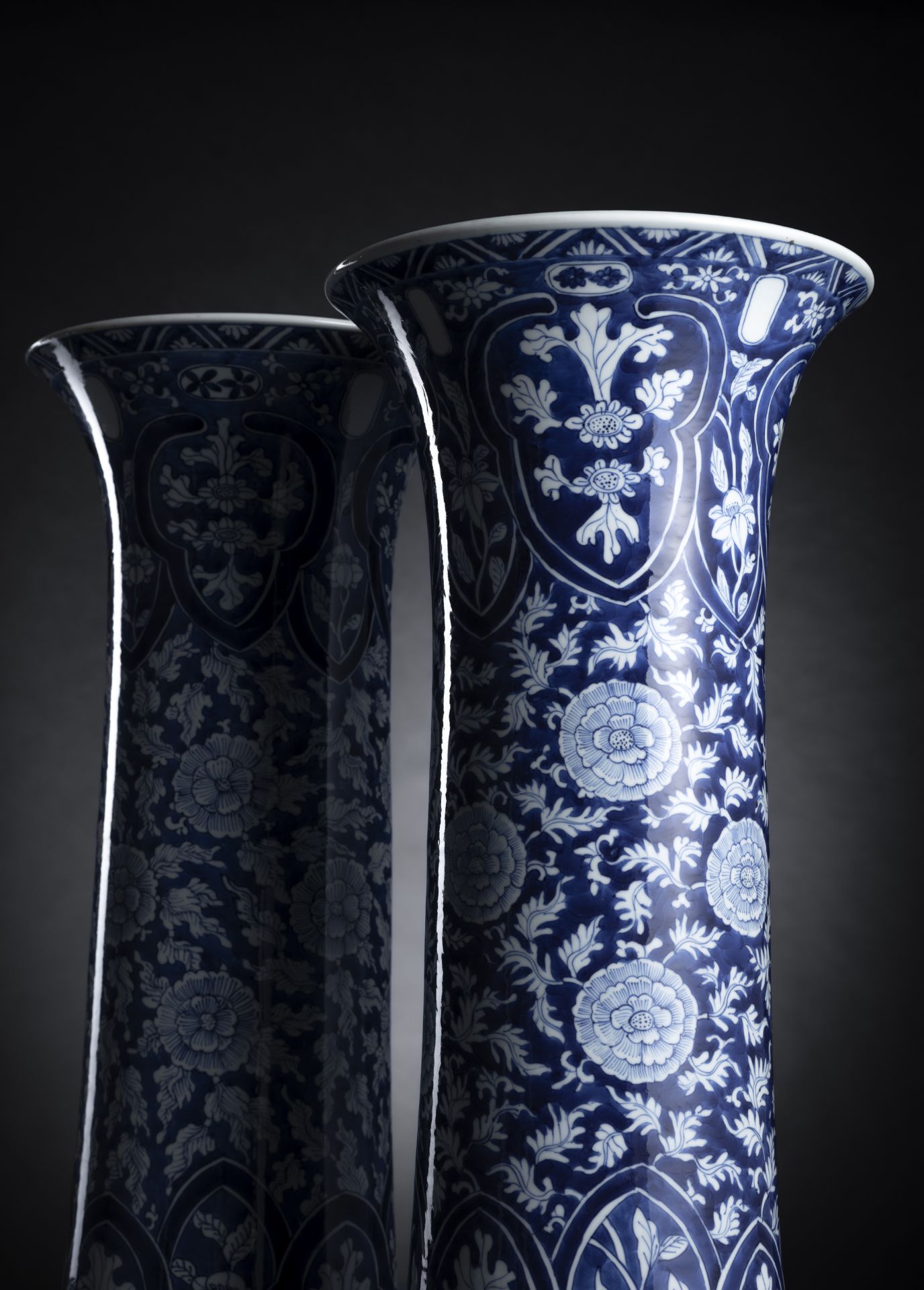 A FINE AND VERY RARE PAIR OF BLUE AND WHITE VASES WITH DIFFERENT FLOWERS SCROLLWORK FROM THE COLLEC - Image 3 of 7