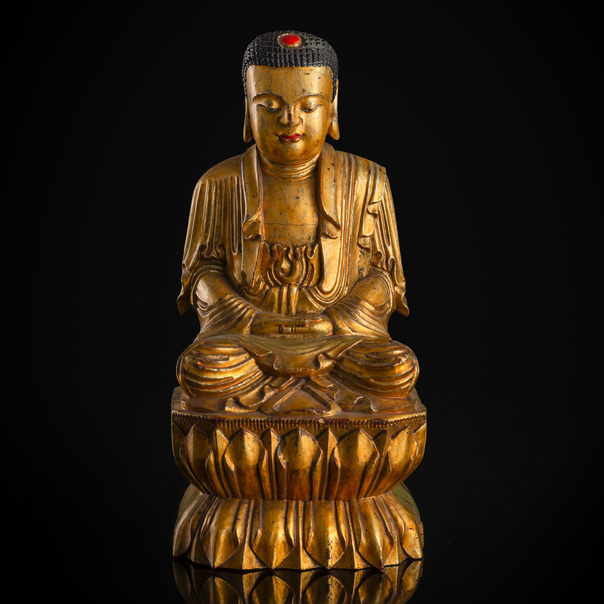 Figur des Buddha aus Holz mit Lackauflage und Vergoldung