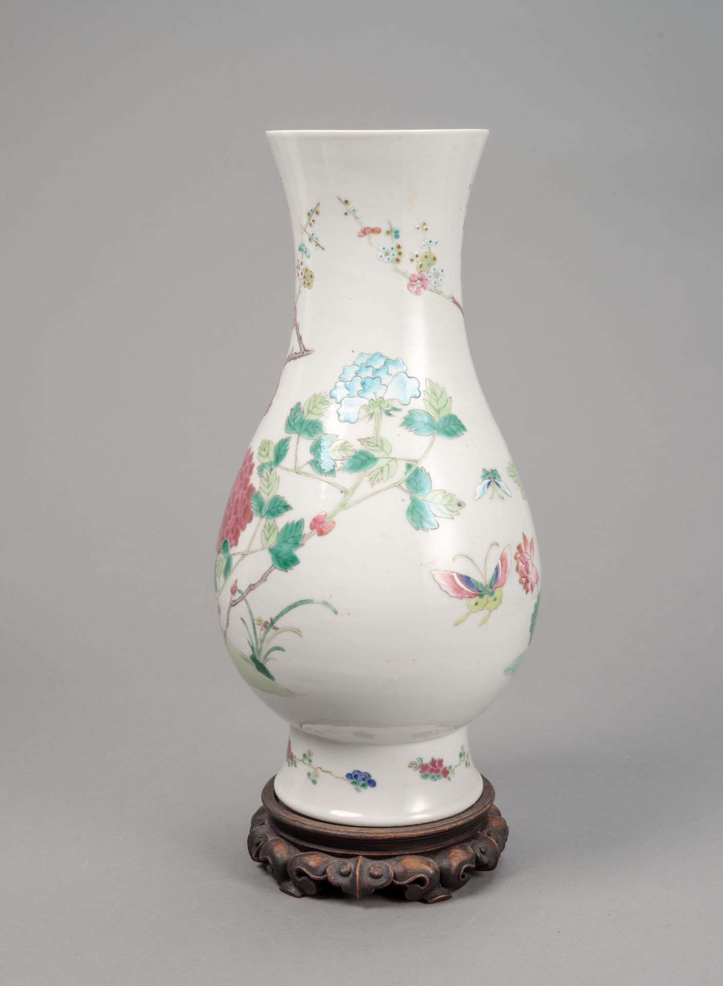 Porzellanvase mit 'Famille rose'-Dekor von Vögeln, Schmetterlingen und Blüten - Bild 2 aus 4