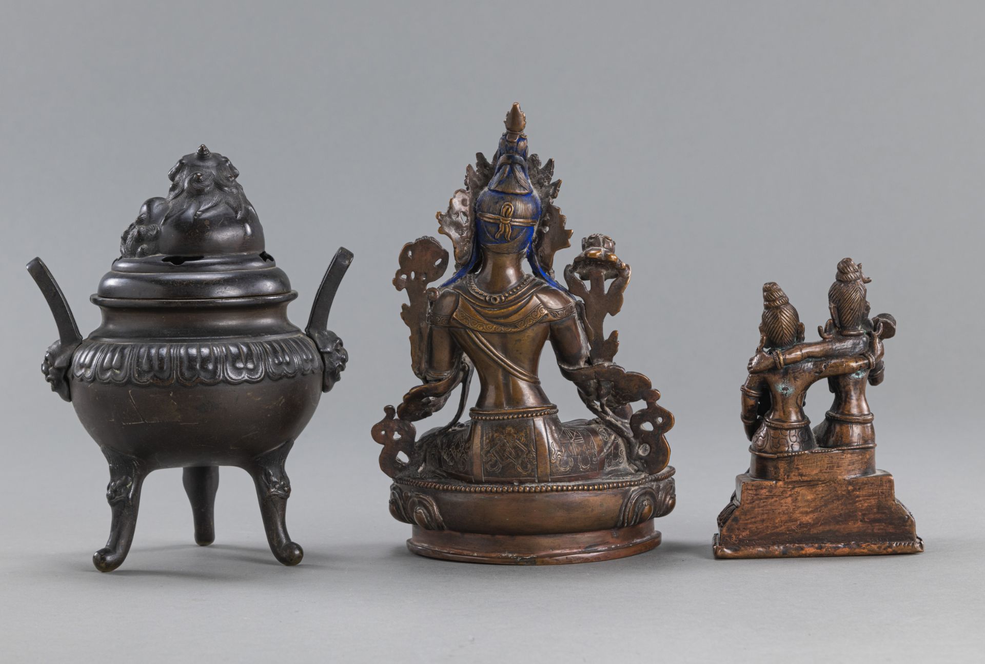 A BRONZE FIGURE OF TARA, A BRONZE FIGURE OF TARA AND A TRIPOD BRONZE CENSER WITH COVER - Image 2 of 3