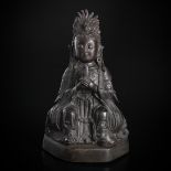 Daoistische weibliche Bronzefigur 'bixia yuanjun' auf einem Holzstand