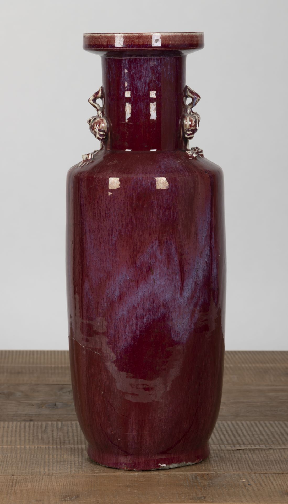 Rouleau-Vase mit Flambé-Glasur und pfirsichförmigen Handhaben - Bild 2 aus 4