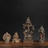 Vier Bronzen des Vishnu mit Lakshmi, Rama, Gottheit in vajrasana auf einem Podest und Ganesha