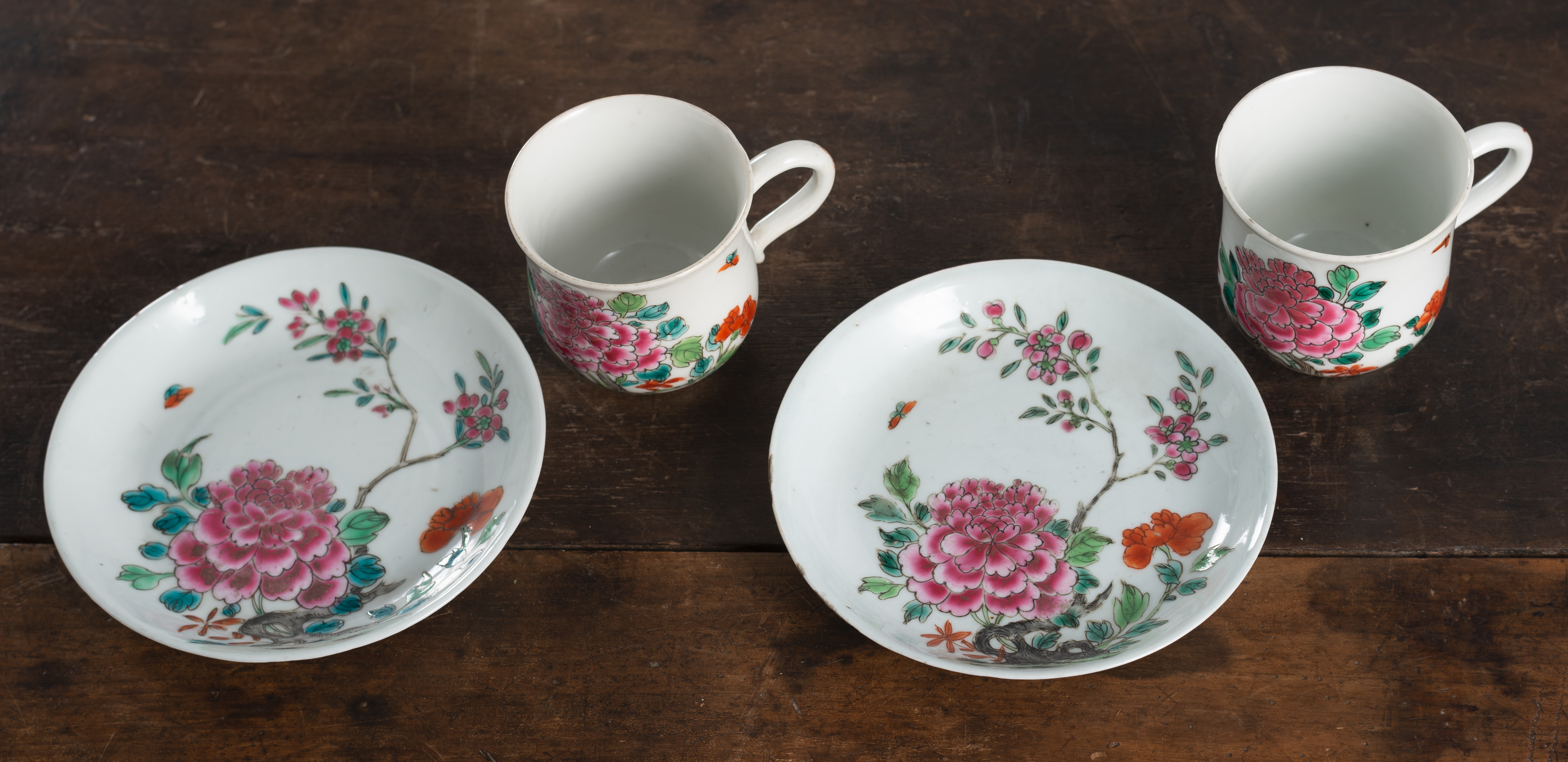 A PAIR OF 'FAMILLE ROSE' PORCELAIN CUPS AND SAUCERS - Image 3 of 4