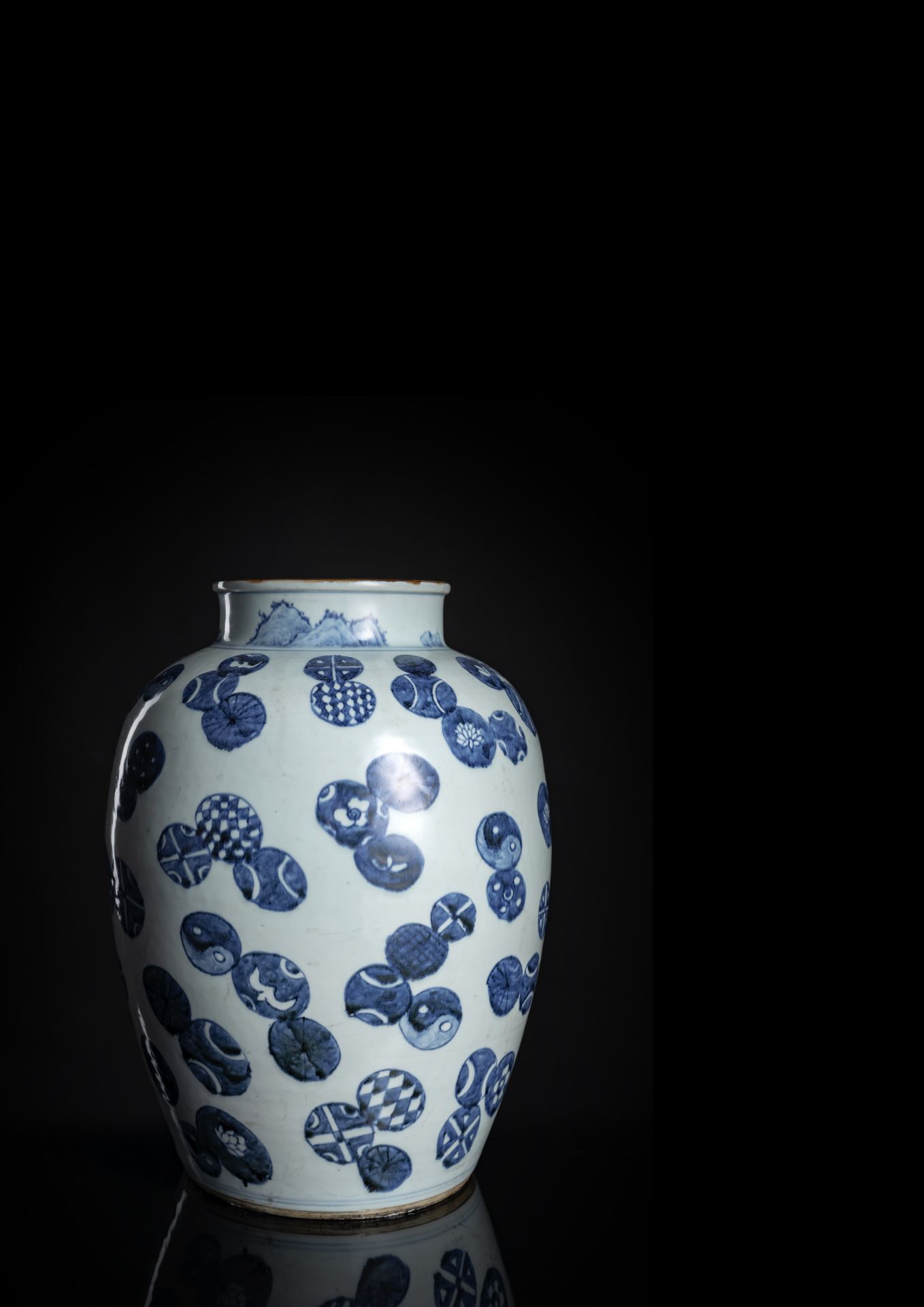 Seltener Schultertopf aus Porzellan mit unterglasurblauem von Bällen und Medaillons