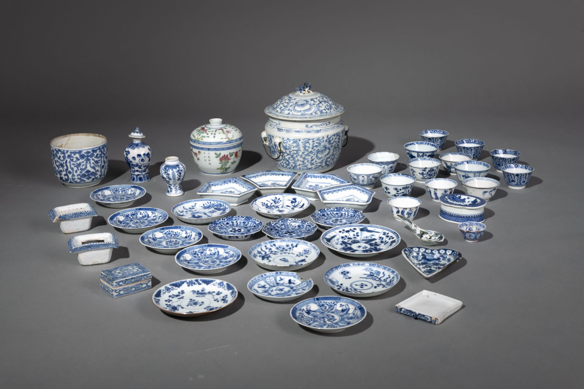 Konvolut unterglasurblau dekoriertes Porzellan bestehend aus Tassen, Untertassen, Deckeldosen und V - Bild 2 aus 4