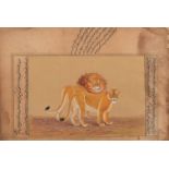 Zwei Buchseiten mit Kalligraphie und Gouachen eines stehenden Löwenpaares und eines liegenden Tiger