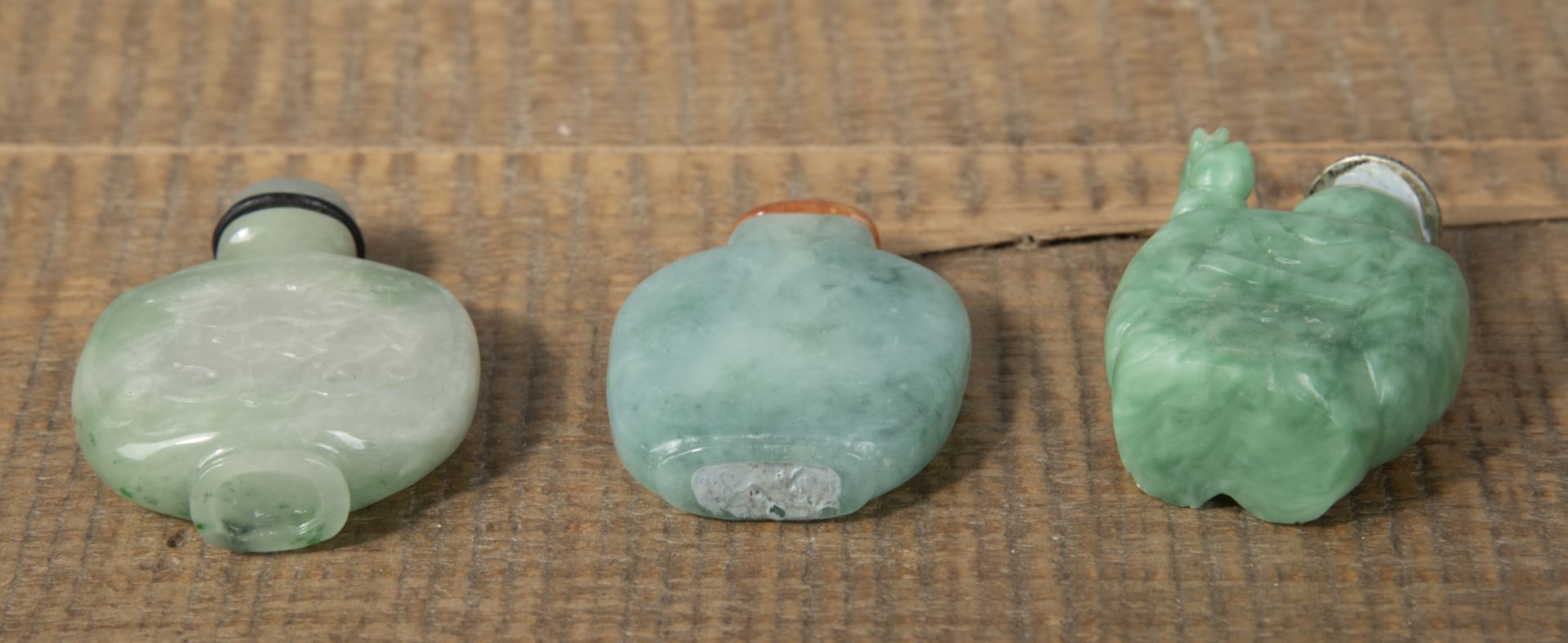 TWO JADE SNUFF BOTTLES, PARTLY CARVED WITH DRAGONS, AND ANOTHER SNUFF BOTTLE IN THE SHAPE OF THE SH - Image 3 of 4