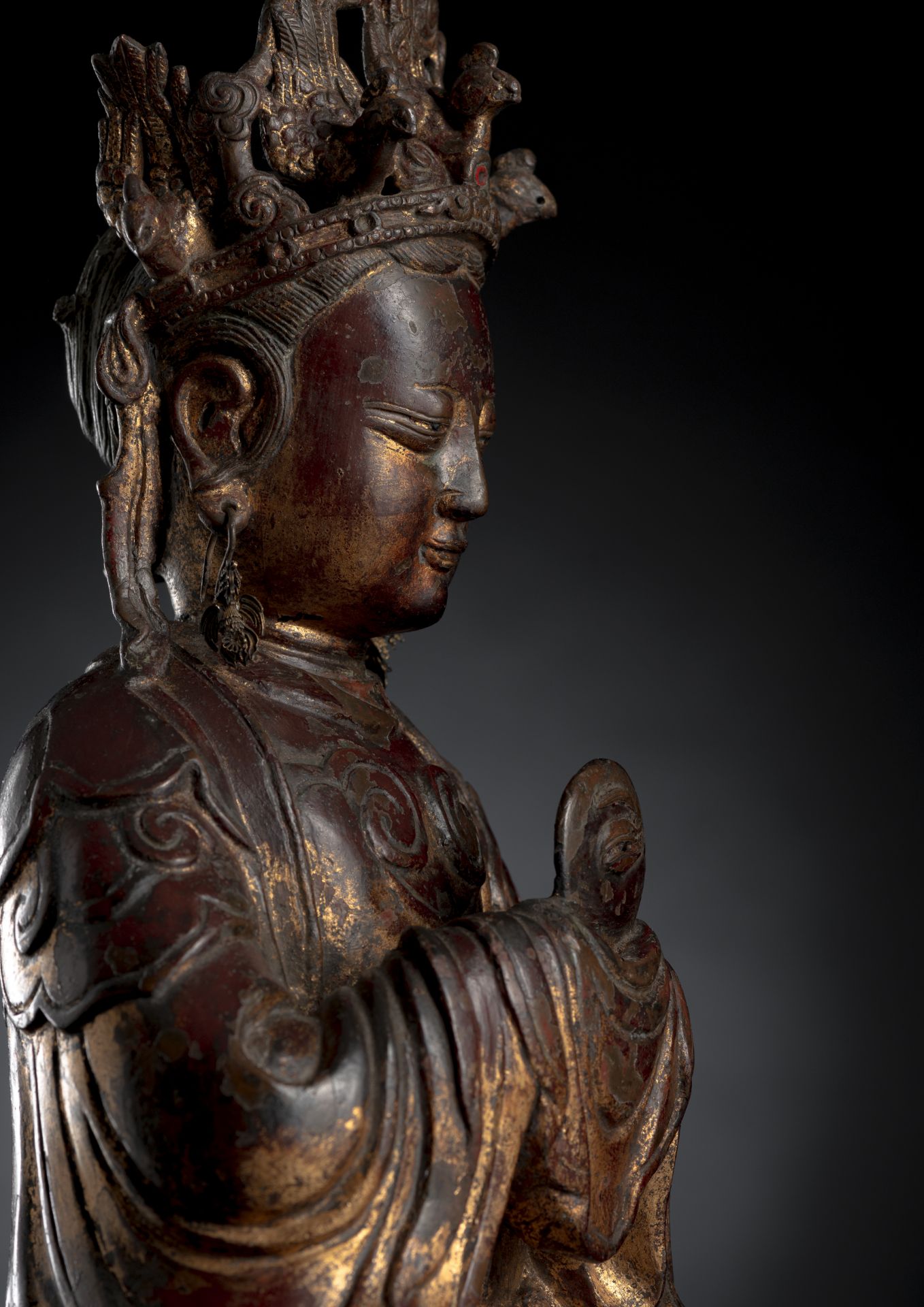 A GILT-LACQUERED BRONZE FIGURE OF THE DAOIST GODDESS OF EYESIGHT, YANGUANG NIANGNIANG - Image 5 of 8