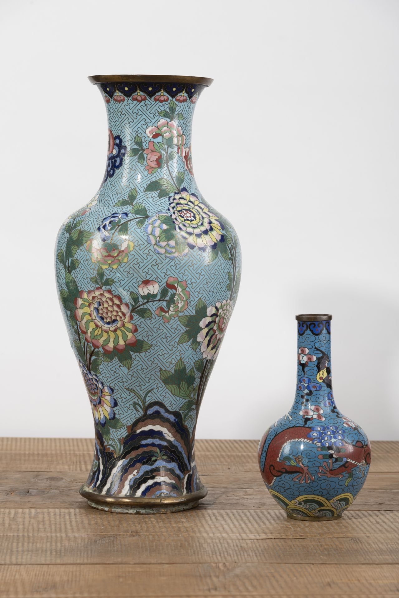 Zwei Cloisonné-Vasen mit Floral- und Drachendekor - Bild 2 aus 9