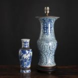 Zwei Vasen mit unterglasurblauem 'Shuangxi'- und Figurendekor