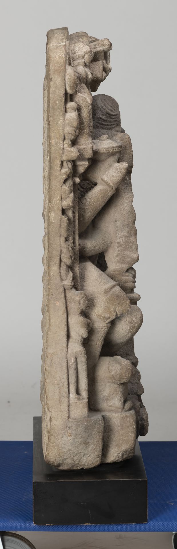 Stele aus Sandstein mit Darstellung der Durga - Bild 3 aus 6