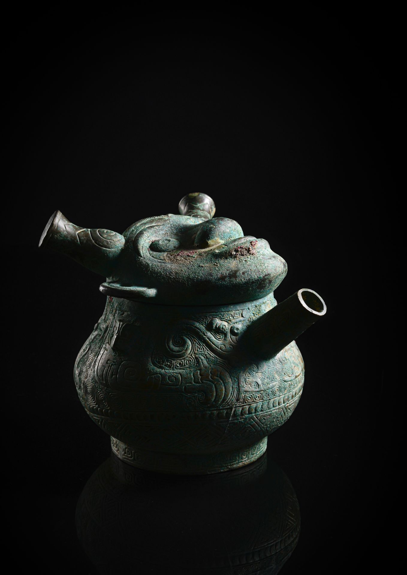 Archaischer ritueller Wasserspender 'He' aus Bronze mit Deckel in Form eines gehörnten Gesichts - Bild 2 aus 3