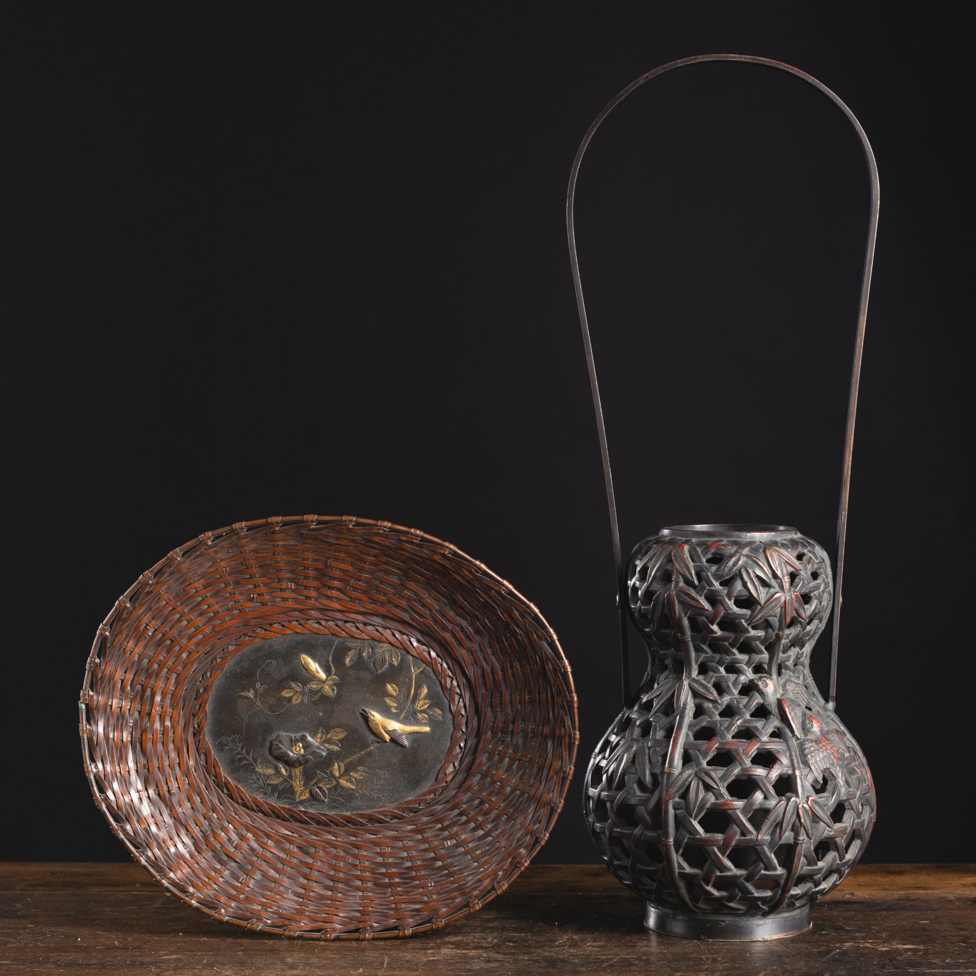 Vase aus Bronze in Form eines Ikebana-Korbs und Zierplatte aus Buntmetall mit geflochtenem Rand und