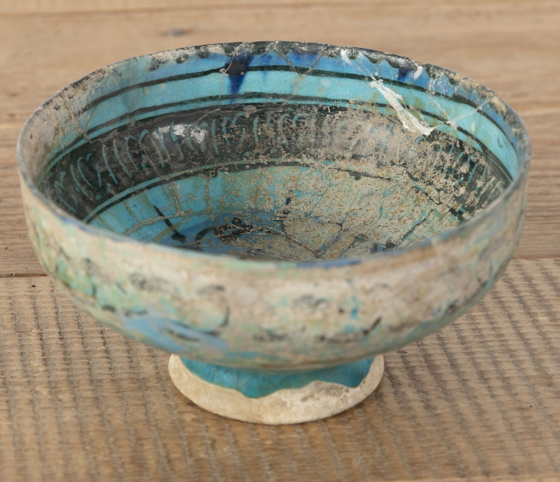 A PETROL-GLAZED CERAMIC BOWL WITH ABSTRACT DECORATION AND INSCRIPTION - Image 4 of 4