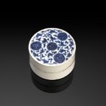 Zylindrische Deckeldose für Siegellack aus Porzellan mit unterglasurblauem Dekor von Chrysanthemen