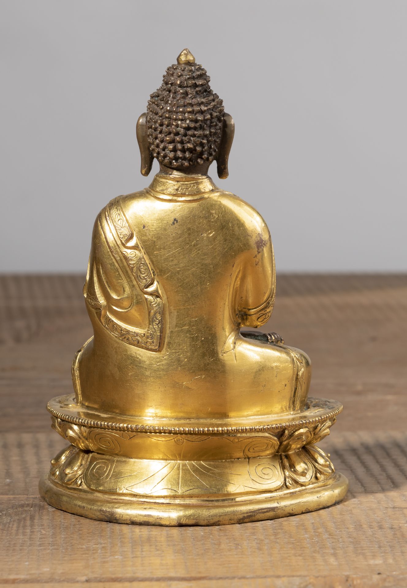 Partiell feuervergoldete Kupfer-Repoussé Figure des Buddha Shakyamuni - Bild 2 aus 5