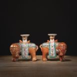 Paar Kerzenhalter aus 'Famille rose'-Porzellan in Form von Elefanten