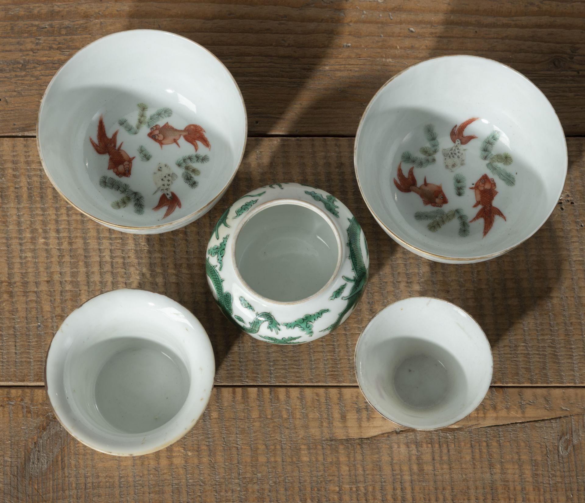 A PAIR OF DRAGON-INCISED PORCELAIN BOWLS, A TWO-PART SPITTOON, AND SMALL CUP - Image 4 of 5