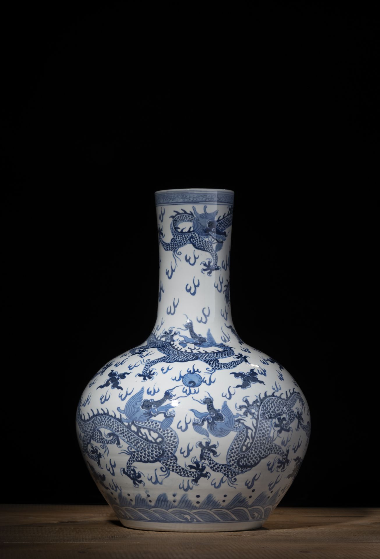 A LARGE BLUE AND WHITE PORCELAIN DRAGON VASE 'TIANQIUPING' - Image 3 of 5