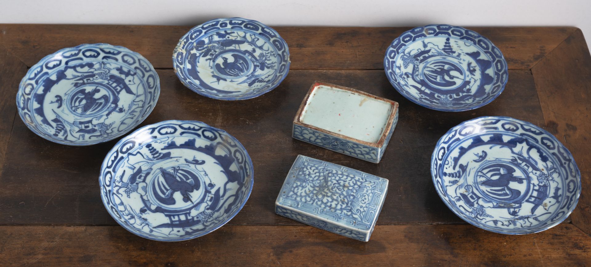 Gruppe von unterglasurblau dekorierten Porzellangefäßen und -Untertassen - Bild 2 aus 3