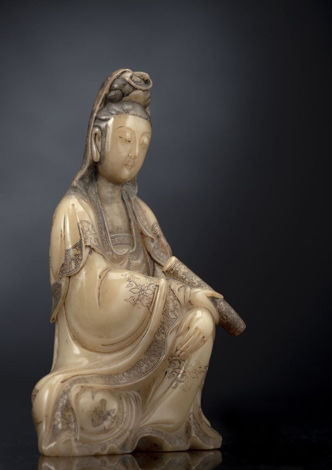 A VERY FINE CARVED AND ENGRAVED SOAPSTONE MODEL OF SEATED GUANYIN WITH A SCROLL - Image 3 of 5