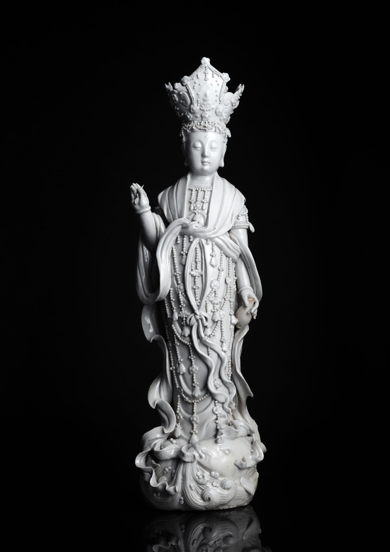 Große Dehua-Figur des stehenden Guanyin mit einer Krone