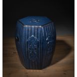 Hexagonaler, blau glasierter Keramikhocker aus 'Shiwan'-Ware