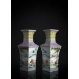 Paar Vierkantvasen aus Porzellan mit 'Famille rose'-Dekor von acht grasenden Pferden