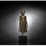 Stehender Buddha Shakyamuni aus Bronze auf einem Holzstand