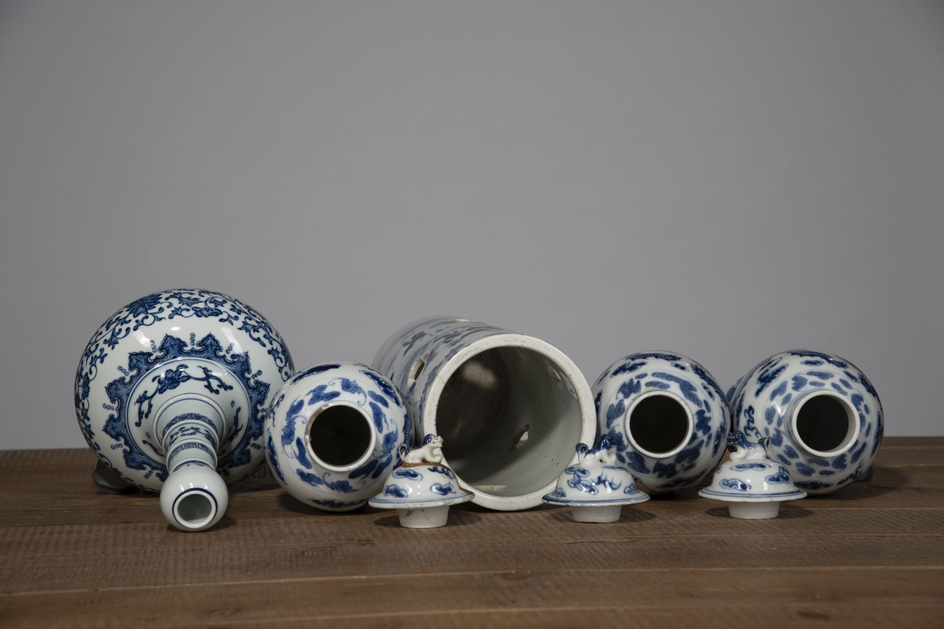 THREE BLUE AND WHITE PORCELAIN DRAGON VASES AND COVERS, A HAT STAND, AND A BOTTLE VASE - Image 4 of 6