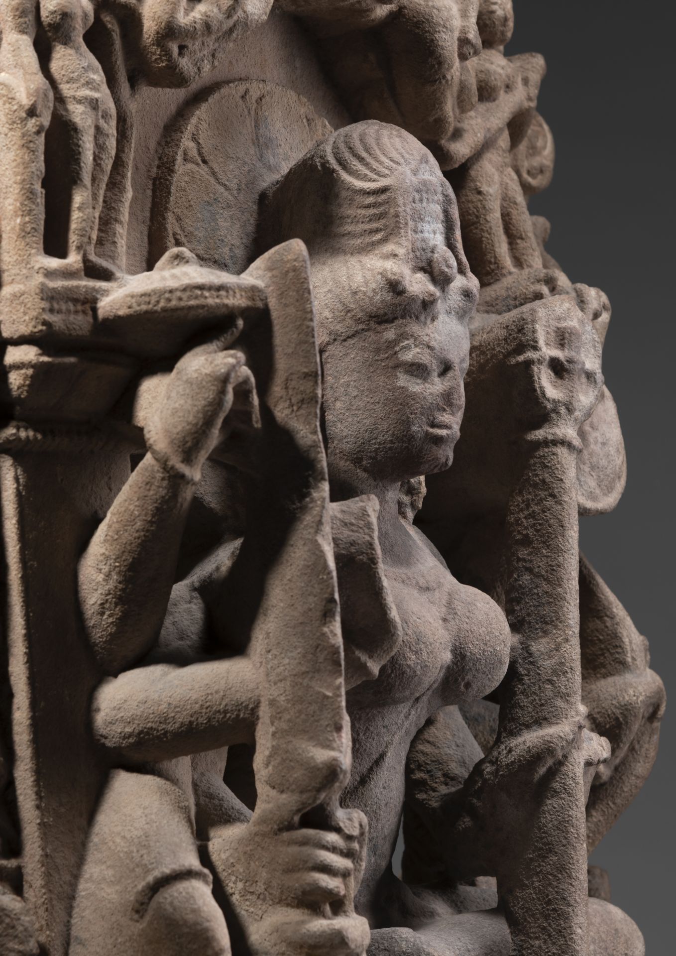 Stele aus Sandstein mit Darstellung der Durga - Bild 2 aus 6