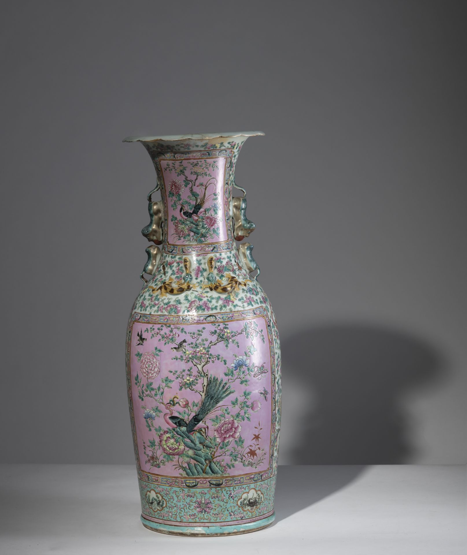 Große Bodenvase aus Porzellan mit 'Famille rose'-Dekor von Pfauen und Blumen im Peranakan-/Nyonya-S - Bild 2 aus 4