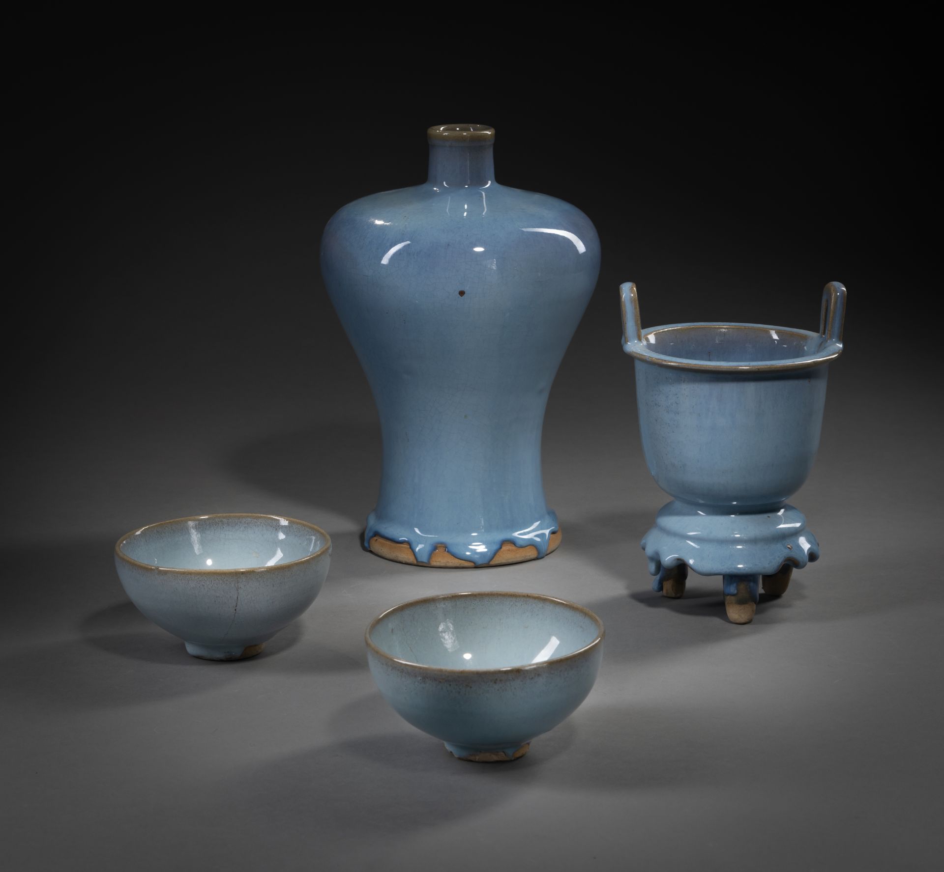 Paar Schalen, ein dreibeiniger Weihrauchbrenner und eine Vase 'meiping' mit Jun-Glasur