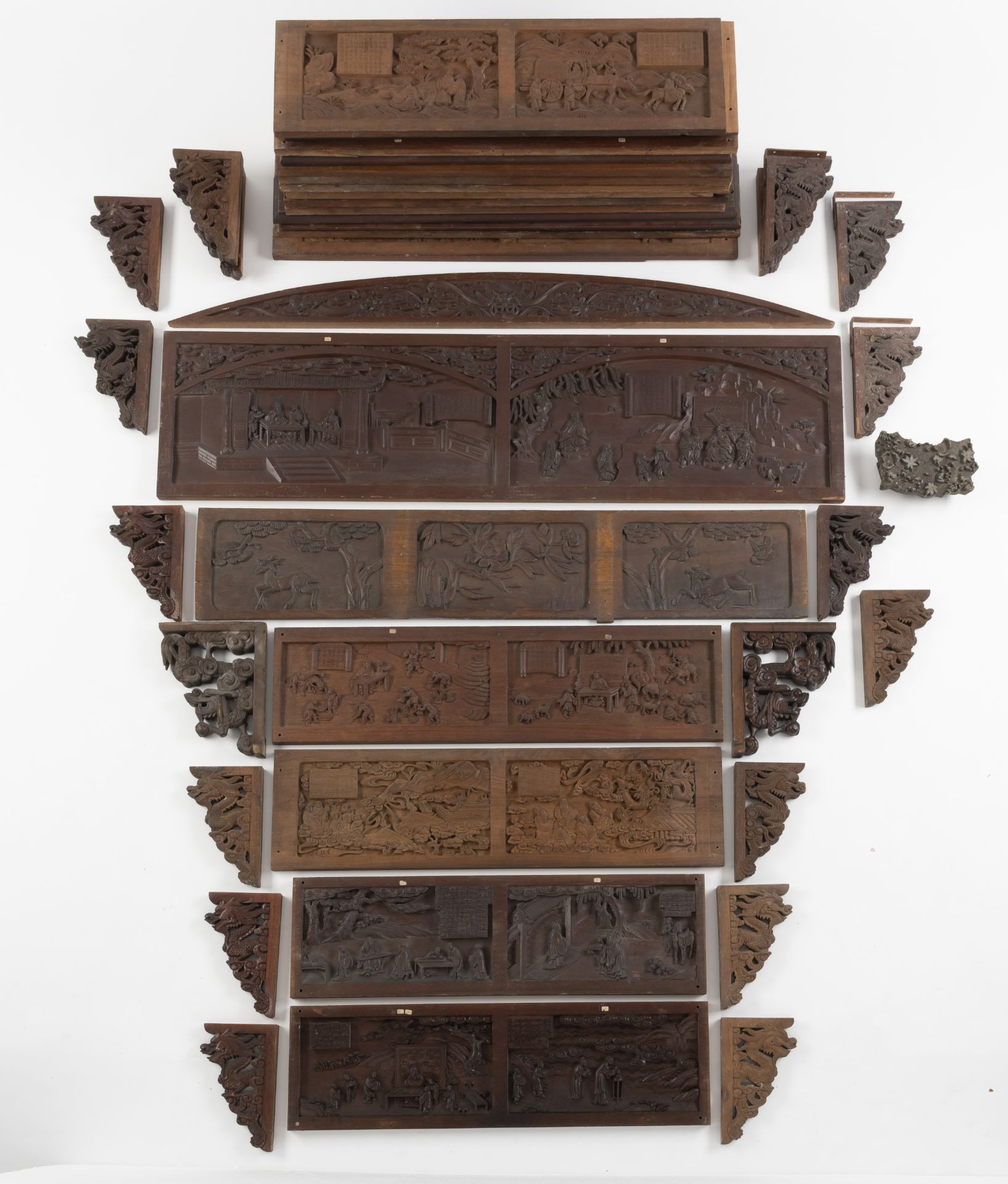 Konvolut von Holzpaneelen, einseitig geschnitzt in Relief, und Eckelementen, durchbrochen geschnitz