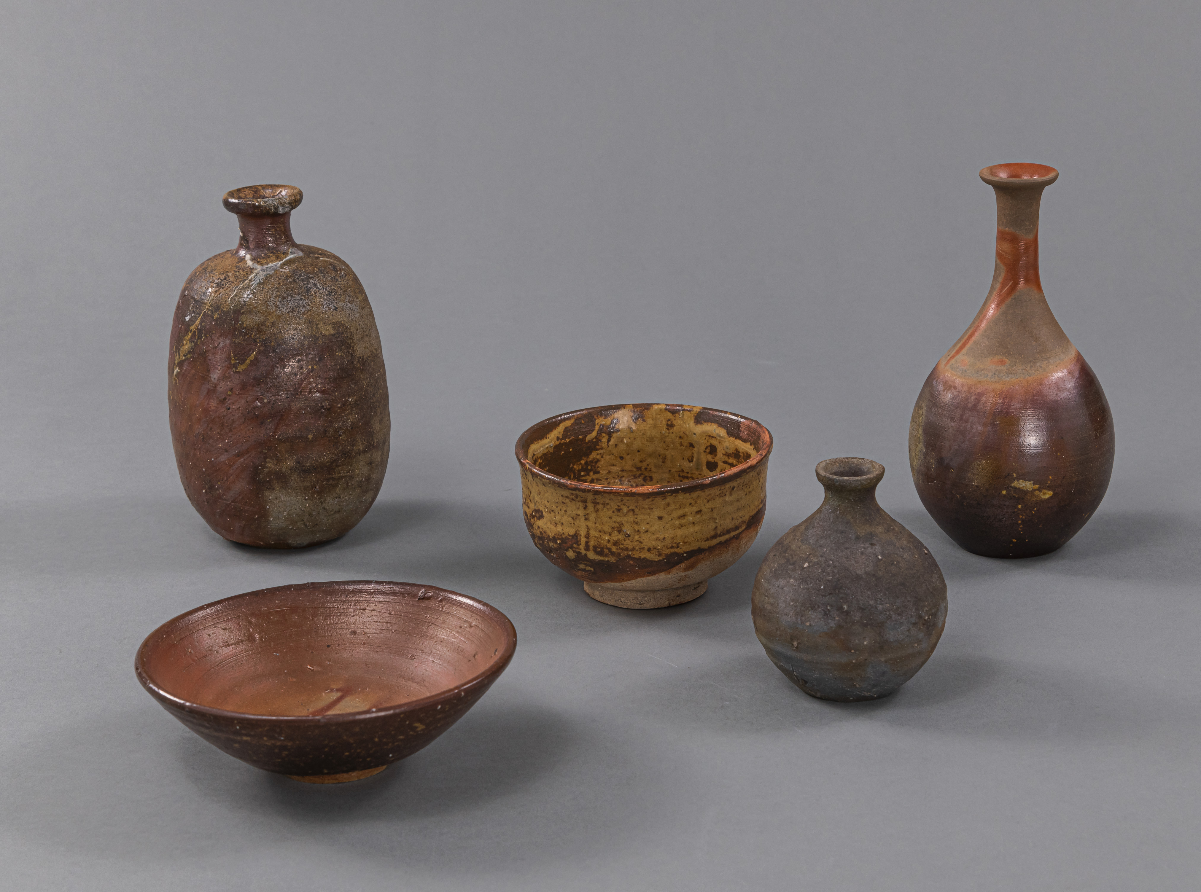 A GROUP OF FIVE BIZEN POTTERIES - Image 2 of 6