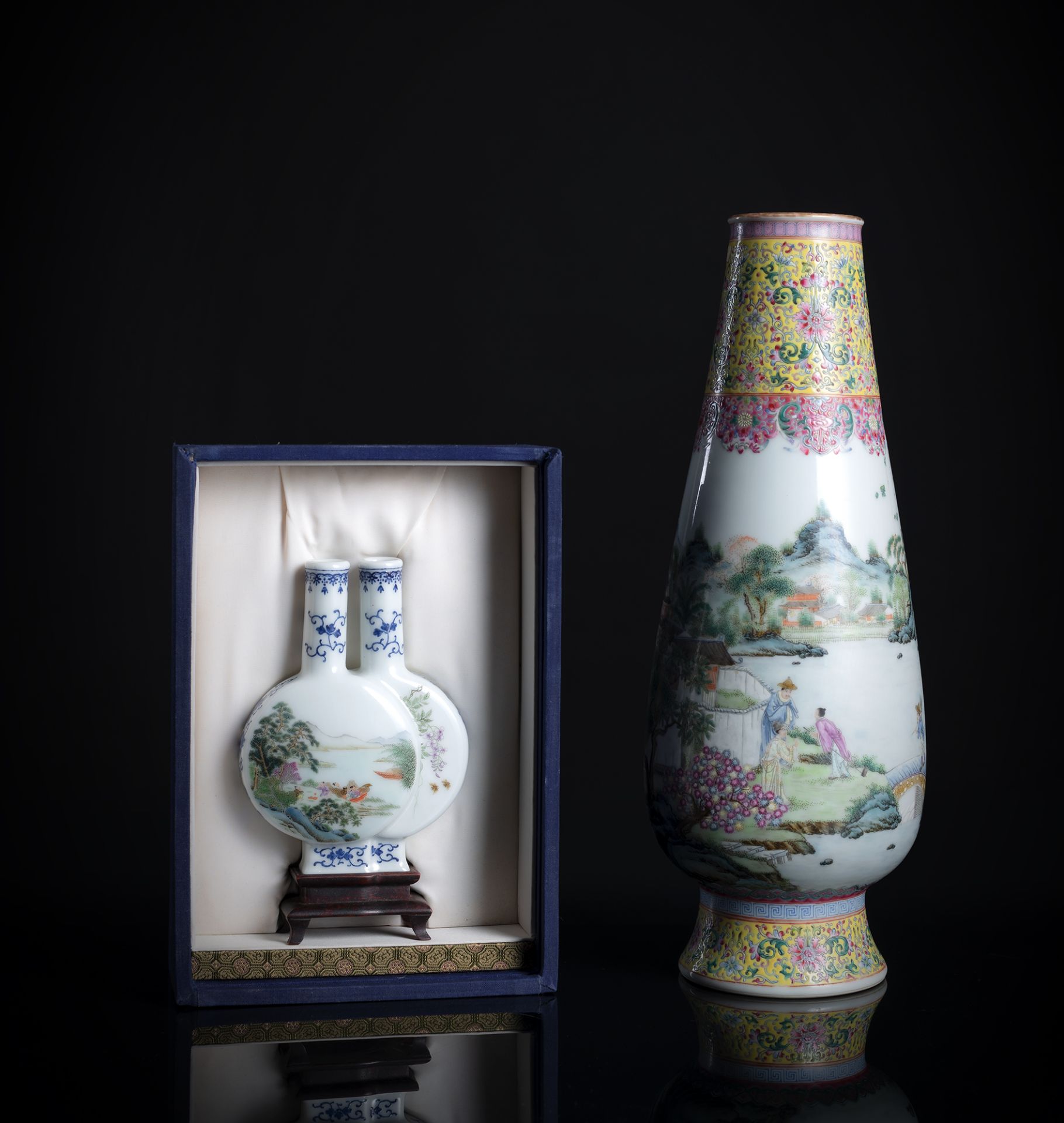 Doppelvase aus Porzellan in Stoff-Box und 'Famille rose'-Vase mit Landschaftsdekor